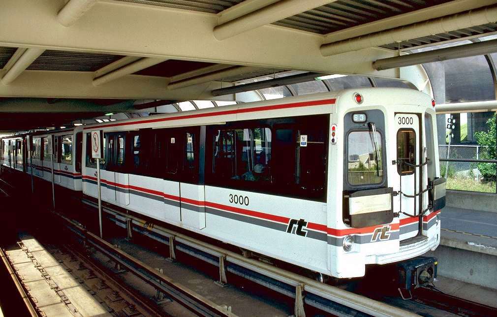 cnr_m_tor_subway'3000_ellesmerestation_19920614_jt_ttc523.jpg