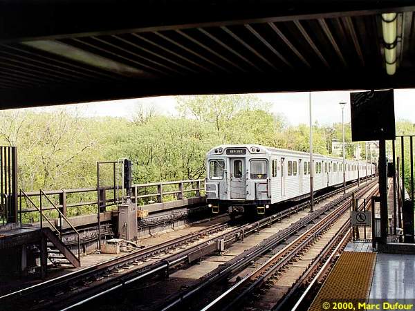 cnr_m_tor_subway'xxxx_old+mill+station_2000_mdufour_ttc226.jpg
